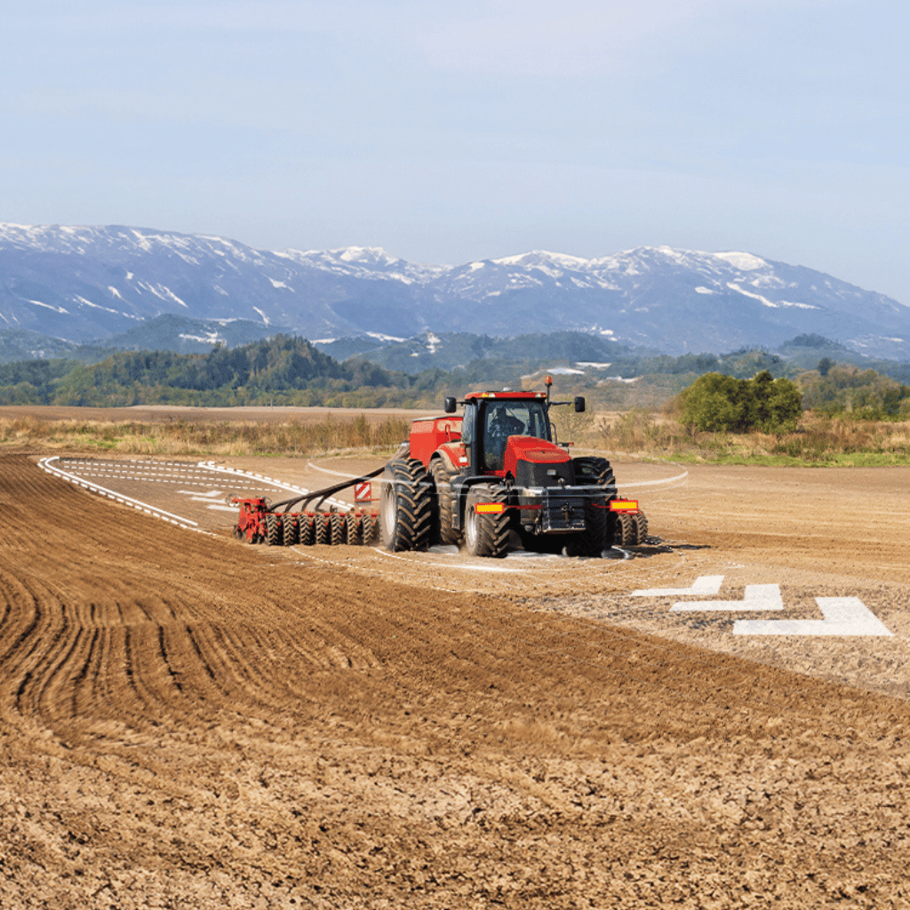 Traktor am Feld mit einem FJD AS2 Lenksystem.