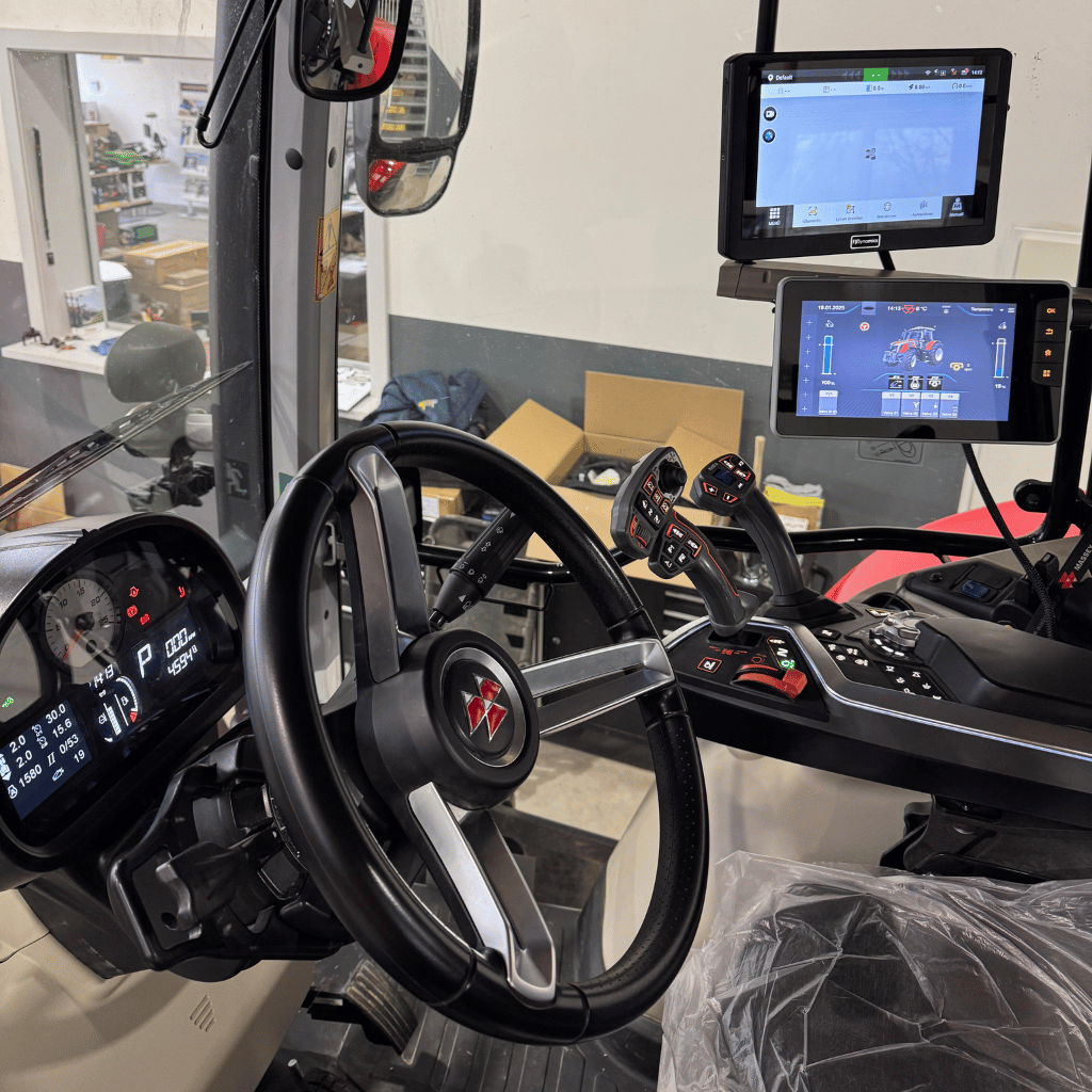 Traktor Kabinenaufnahme vom FJD AS2 Lenksystem.