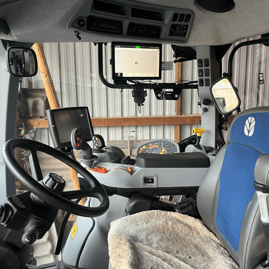 Das FJD AS2 Max Lenksystem - Kabinenaufnahme wie es auf einem New Holland verbaut wurde.