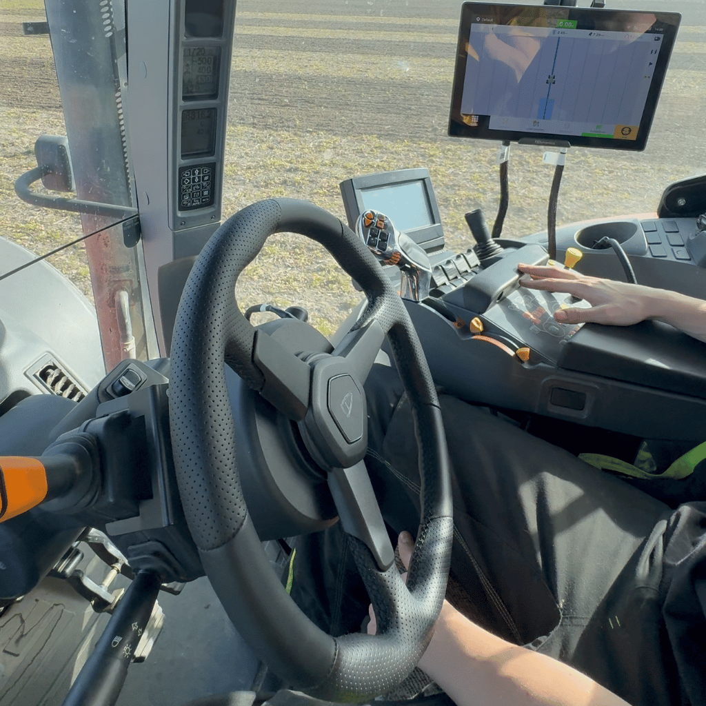 Traktor Kabinenaufnahmen vom FJD AT2 Max Lenksystems - hier sieht man das größere und leistungsstarke Terminal und das Premium Lederlenkrad.