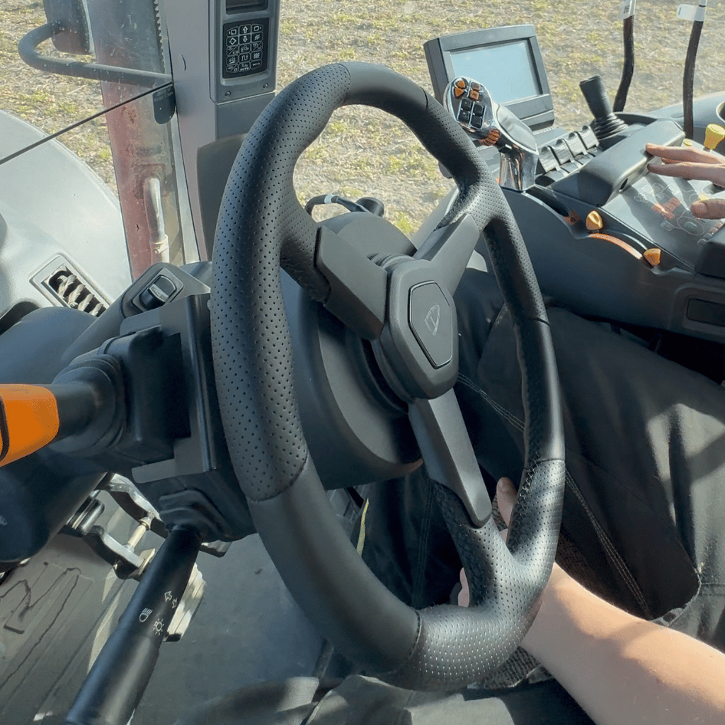 Das FJD Lederlenkrad für das FJD AT2 Lenksystem am Traktor dargestellt.