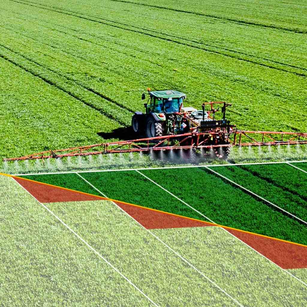 Nachrüstbares Spritzenkit - Traktor am Feld wie er mit dem Spritzenkit Section Control verwendet und spritzt.