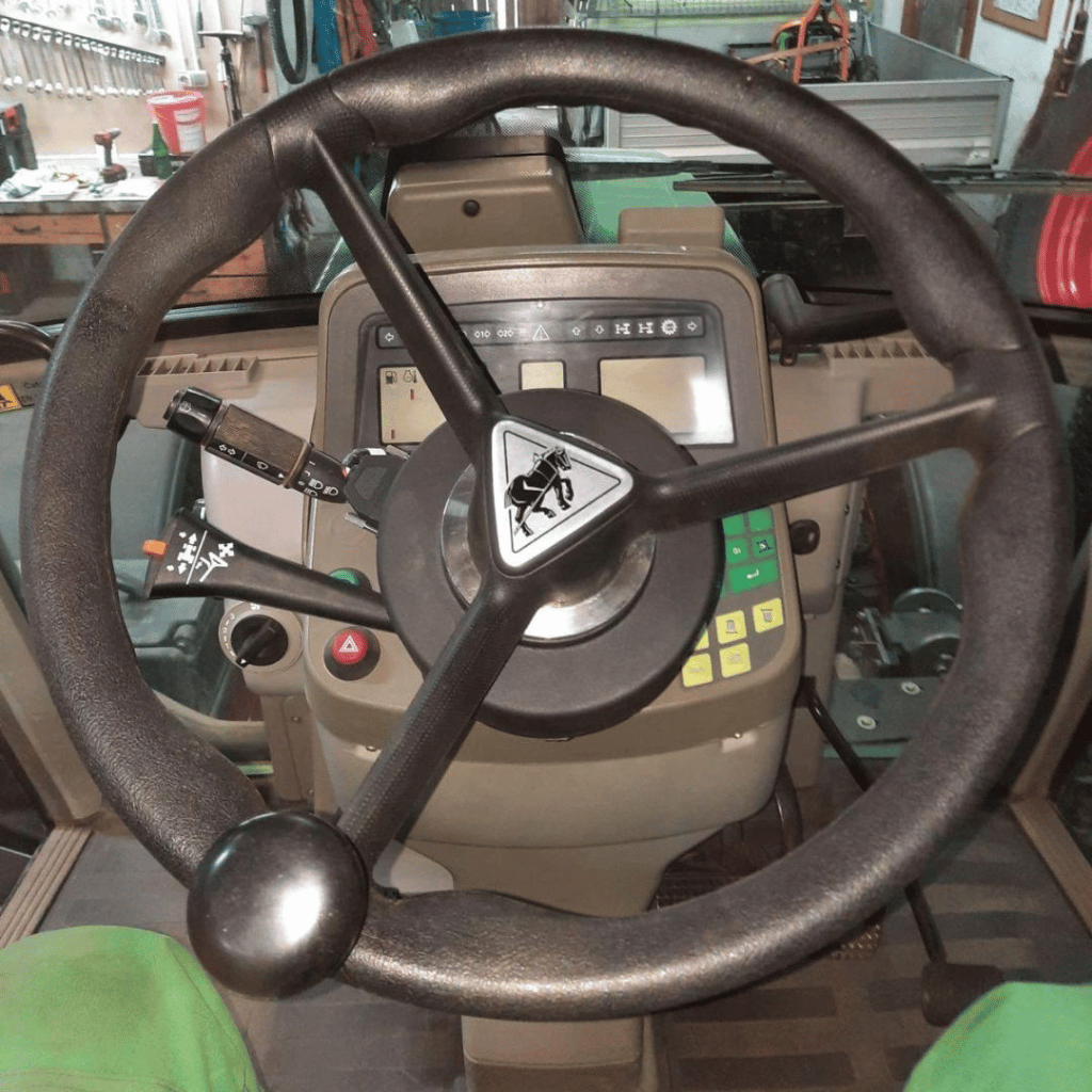 Kabinenaufnahme vom Originalen Lenkrad des Fendt Traktors mit dem Fendt Adapter.