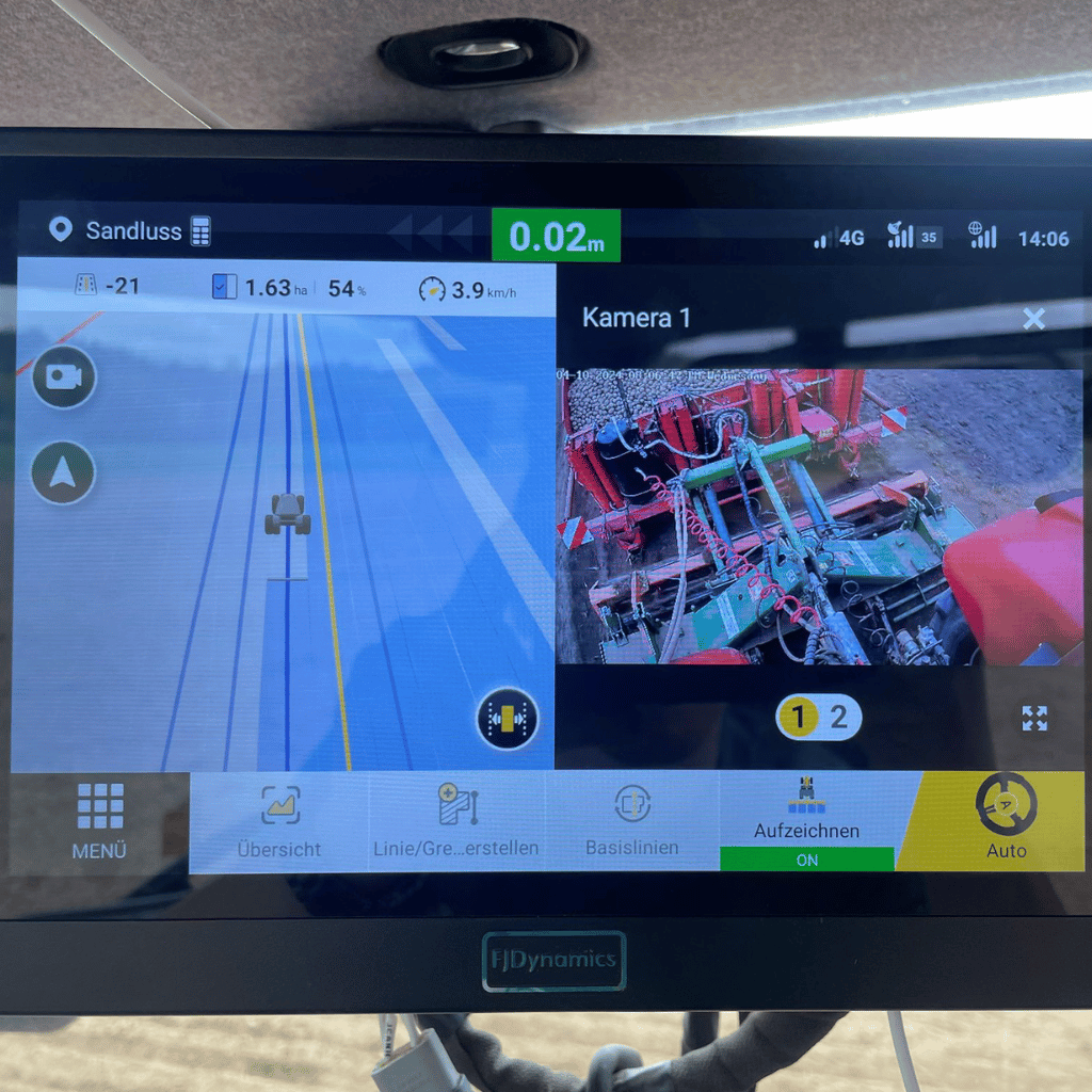 WLAN Kamera - Bild der Kamera wird am FJD Terminal gezeigt. Hier im geteilten Bildschirm und auf der anderen Seite werden die Fahrgassen des FJD Lenksystems angezeigt.