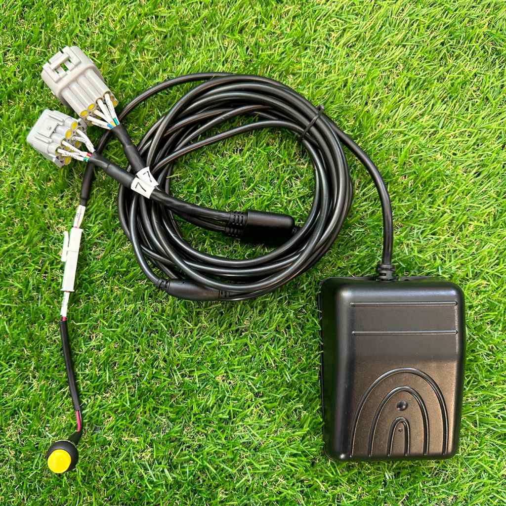 Der externe Taster mit Pedal ermöglicht das einfache Ein- und Ausschalten des Lenksystems per Knopfdruck oder Pedal.